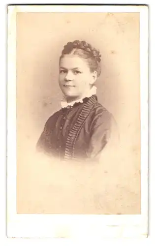 Fotografie Maler Buchner, Stuttgart, Portrait brünette Schönheit mit Flechtdutt