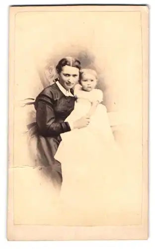 Fotografie H. & A. Krull, Neu-Strelitz, Portrait stolze Mutter mit niedlicher Tochter im weissen Kleidchen