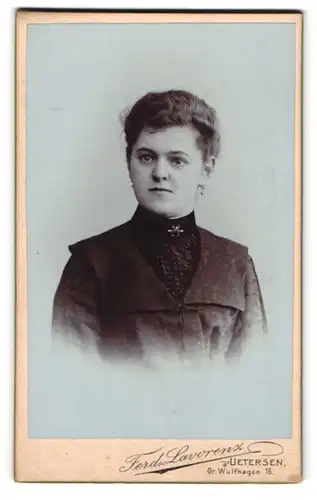 Fotografie Ferd. Lavorenz, Uetersen, Gr. Wulfhagen 16, Portrait dunkelhaarige Schönheit im prachtvollen Kleid