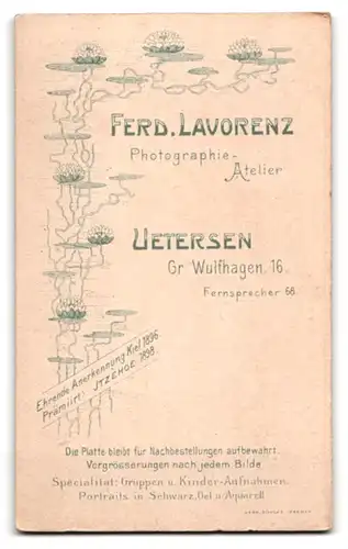 Fotografie Ferd. Lavorenz, Uetersen, Gr. Wulfhagen 16, Portrait dunkelhaarige Schönheit im prachtvollen Kleid