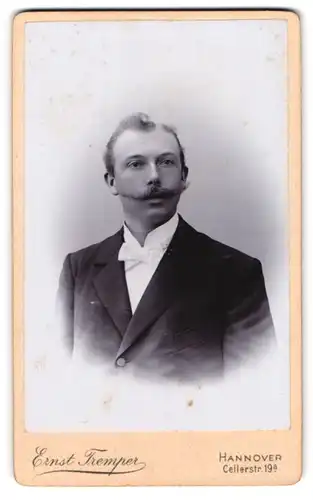Fotografie Ernst Tremper, Hannover, Cellerstr. 19a, Portrait charmanter Mann mit Schnurrbart