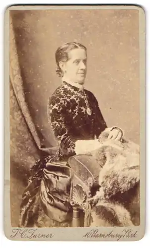 Fotografie J. C. Turner, London, 10 Barnsbury Park, Portrait hübsche Dame im elegant besticktem Kleid