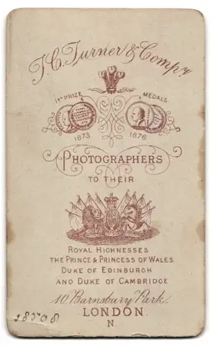 Fotografie J. C. Turner, London, 10 Barnsbury Park, Portrait süsses Kleinkind im Kleidchen auf Fell sitzend