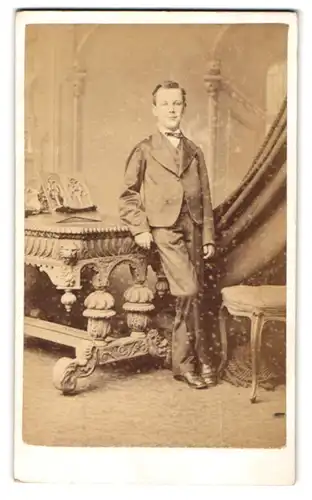 Fotografie Painter, Islington, 17 Upper St., Portrait junger Mann elegant im Anzug