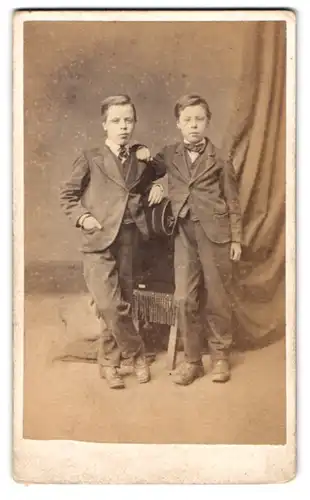 Fotografie Painter, Islington, 17 Upper St., Portrait zwei freche Buben in eleganten Anzügen
