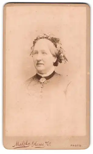 Fotografie Maldy Glasse, Islington, 176 Upper Street, Portrait hübsche Dame mit interessantem Haarschmuck