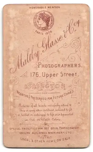 Fotografie Maldy Glasse, Islington, 176 Upper Street, Portrait hübsche Dame mit interessantem Haarschmuck