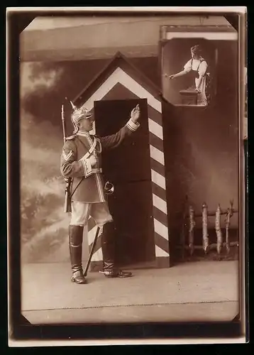 Fotografie Brück & Sohn Meissen, Gardereiter Schilderhaus 1913, Gardereiter mit Pickelhaube denkt an seine Liebste