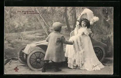 AK Une Promenade en Automobile, Dame mit Federhut steigt ins Auto