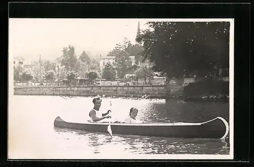 AK Paar beim Rudern auf einem Fluss