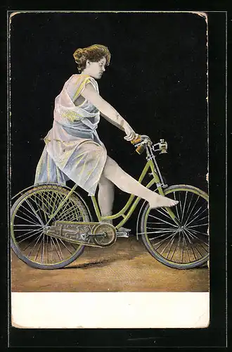AK Dame im luftigen Gewand auf Fahrrad