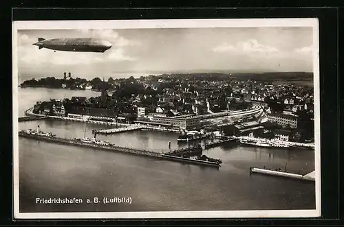 AK Friedrichshafen a. B., Totalansicht mit Zeppelin