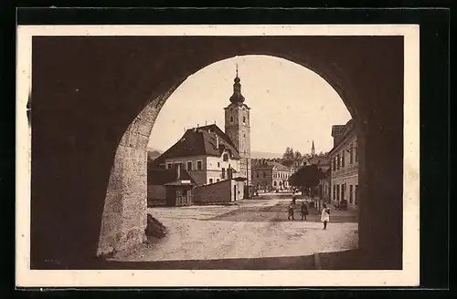 AK Mürzzuschlag, Pfarrkirche durch Tor gesehen