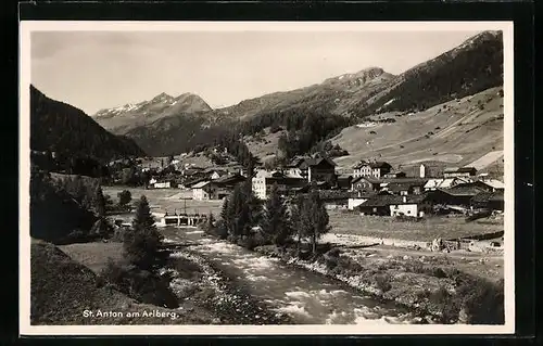 AK St. Anton am Arlberg, Ortsansicht mit Blick in die Berge