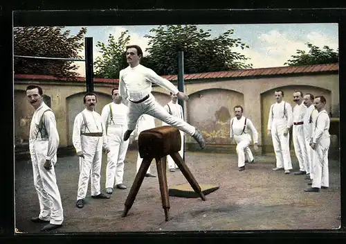 AK Turner bei einer Übung am Bock in einem Hof