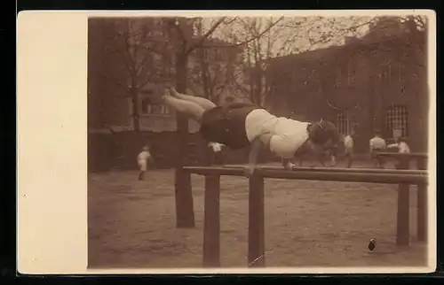 Foto-AK Turnerin bei einer Übung am Barren