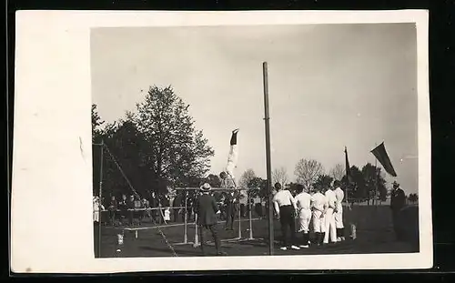 Foto-AK Turner am Barren vor Zuschauern