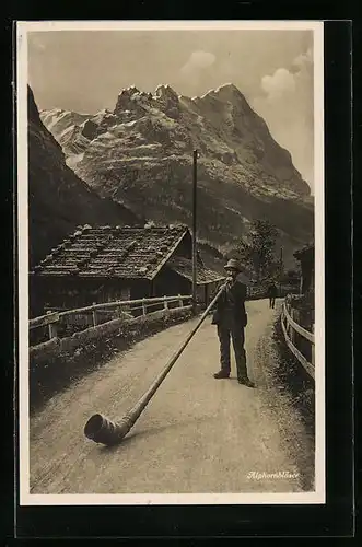 AK Alphornbläser auf Bergstrasse vor Alpenkulisse