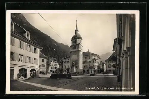 AK Altdorf, Strassenbahn auf dem Dorfplatz mit Telldenkmal