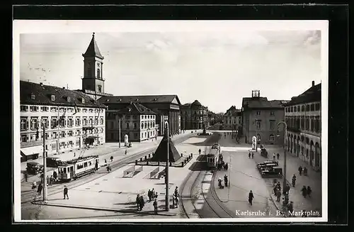 AK Karlsruhe i. B., Marktplatz mit Strassenbahnen
