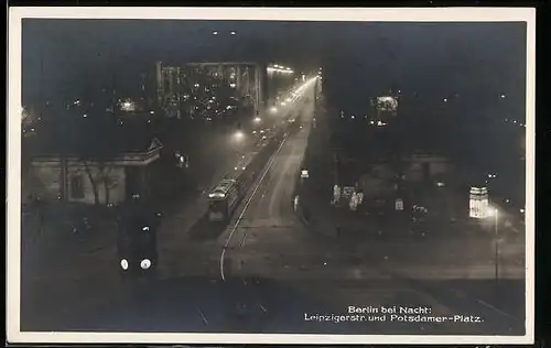 AK Berlin, Leipziger Strasse und Potsdamer Platz mit Strassenbahnen bei Nacht