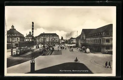 AK Karlsruhe, Strassenbahnen auf Bahnhofplatz