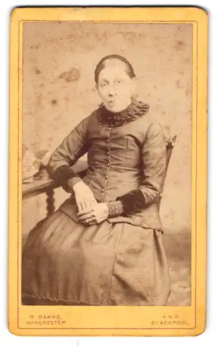 Fotografie R. Banks, Manchester, 7 Talbot Square, Portrait hübsche Dame im prachtvollen Kleid