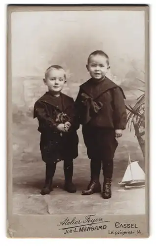 Fotografie Atelier Feyen, Cassel, Leipzigerstr. 14, Portrait zwei freche kleine Buben in niedlichen Anzügen