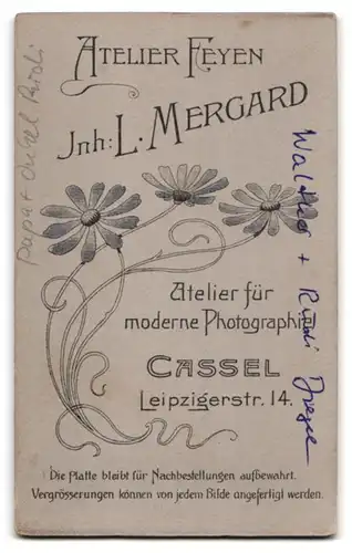 Fotografie Atelier Feyen, Cassel, Leipzigerstr. 14, Portrait zwei freche kleine Buben in niedlichen Anzügen