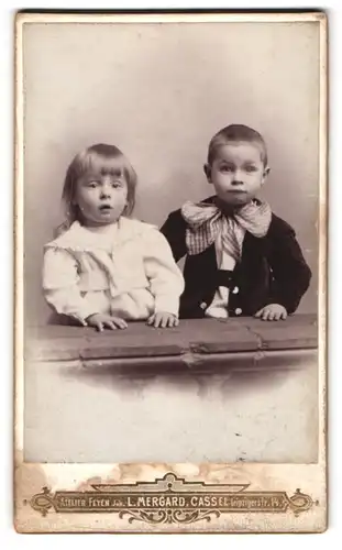 Fotografie Atelier Feyen, Cassel, Leipziger Str. 14, Portrait süsses Kinderpaar in niedlicher Kleidung
