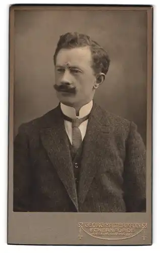Fotografie Georg Haltermann, Eckernförde, Kielerstr. 36, Portrait charmanter Mann mit Schnurrbart