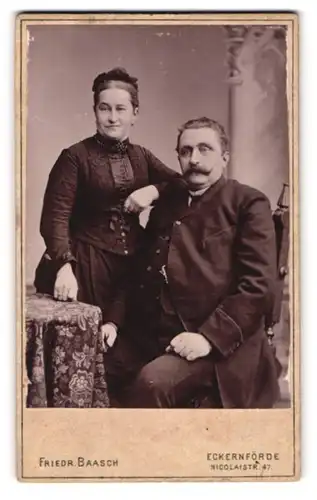Fotografie Friedr. Baasch, Eckernförde, Nicolaistr. 47, Portrait eines elegant gekleideten Paares