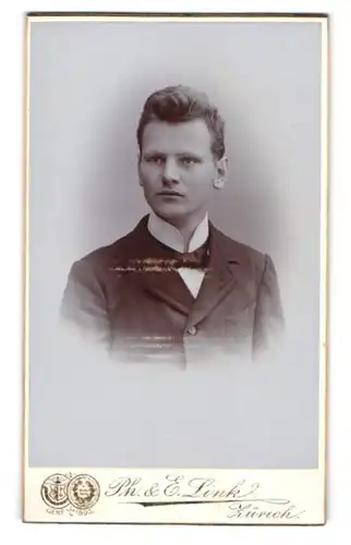 Fotografie Ph. E. Link, Zürich, Marktgasse, Portrait charmanter junger Mann mit Fliege im Jackett