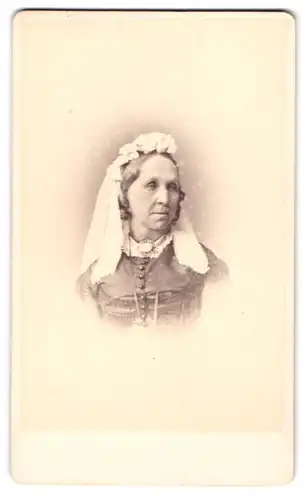 Fotografie R. Dighton, Cheltenham, Weston Villa, Portrait hübsche Dame mit Rüschenkopfschmuck
