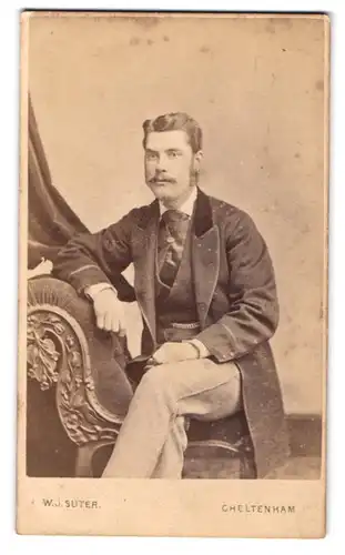 Fotografie W. J. Suter, Cheltenham, Portrait charmanter Mann mit Schnurrbart im Jackett