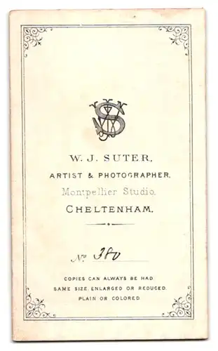 Fotografie W. J. Suter, Cheltenham, Portrait charmanter Mann mit Schnurrbart im Jackett