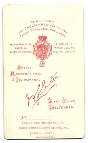 Fotografie Suter, Cheltenham, Royal House, Portrait hübsches Mädchen mit Hut und Blumenkorb