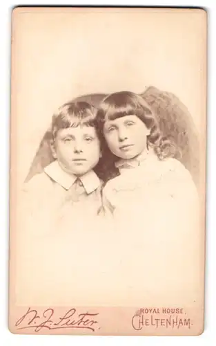 Fotografie Suter, Cheltenham, Portrait niedliches Kinderpaar in hübscher Kleidung