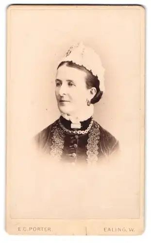 Fotografie E. C. Porter, Ealing, Portrait schöne Frau mit Rüschenkopfbedeckung