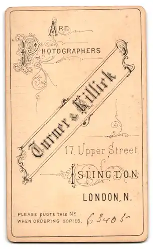 Fotografie Turner & Killick, Islington, 17, Upper St., Portrait einer elegant gekleideten Frau mit Buch in der Hand