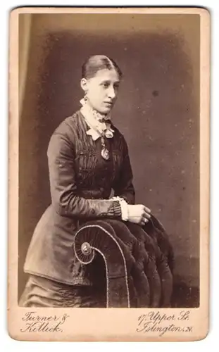 Fotografie Turner & Killick, Islington, 17, Upper St., Portrait brünettes Fräulein im prachtvollen Kleid