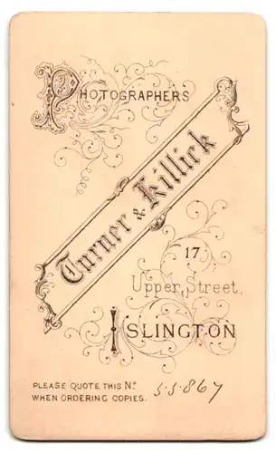 Fotografie Turner & Killick, Islington, 17, Upper St., Portrait schöne junge Frau mit Brosche und Halskette