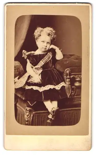 Fotografie Turner, Islington, 17, Upper Street, Portrait niedliches blondes Mädchen im hübschen Kleidchen