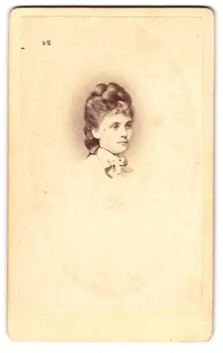 Fotografie Fr. Haarstick, Düsseldorf, Schadowstr., Portrait brünette Schönheit mit Flechtdutt