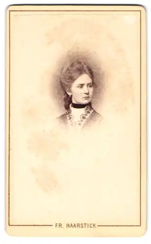 Fotografie Fr. Haarstick, Düsseldorf, Victoriastrasse, Portrait brünette Schönheit mit Stickerei am Blusenkragen