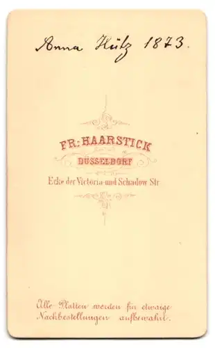 Fotografie Fr. Haarstick, Düsseldorf, Victoriastrasse, Portrait brünette Schönheit mit Stickerei am Blusenkragen