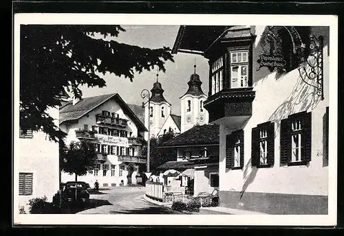 AK St. Johann, Strassenpartie mit Blick zur Kirche