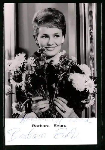 AK Schauspielerin Barbara Evers mit schönem Blumenstrauss, Autograph