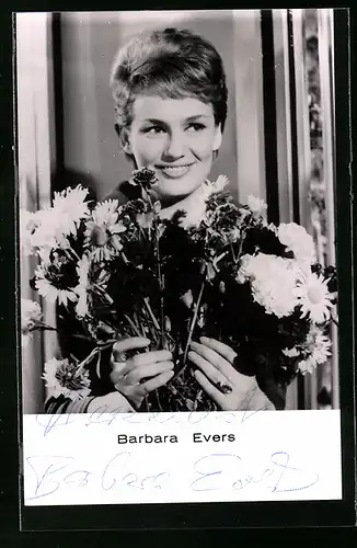 AK Schauspielerin Barbara Evers mit schönem Blumenstrauss, Autograph
