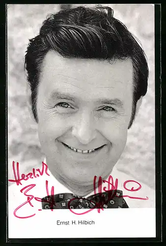 AK Schauspieler Ernst H. Hilbich mit charmantem Lächeln, Autograph